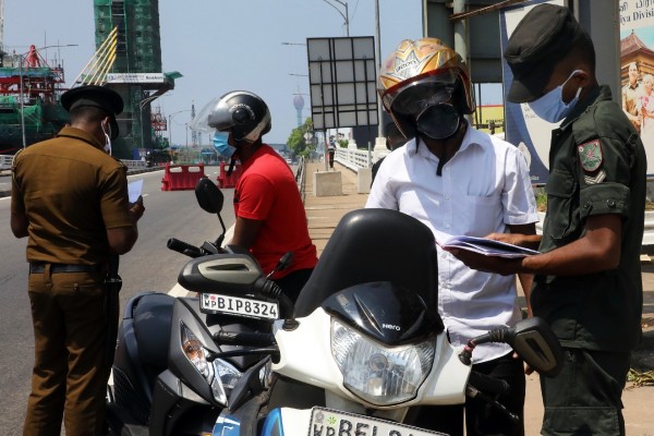 வாகன சாரதிகள் கைவசம் வைத்திருக்க வேண்டியவை தொடர்பில்  பொலிசார் விடுத்த கோரிக்கை...! 